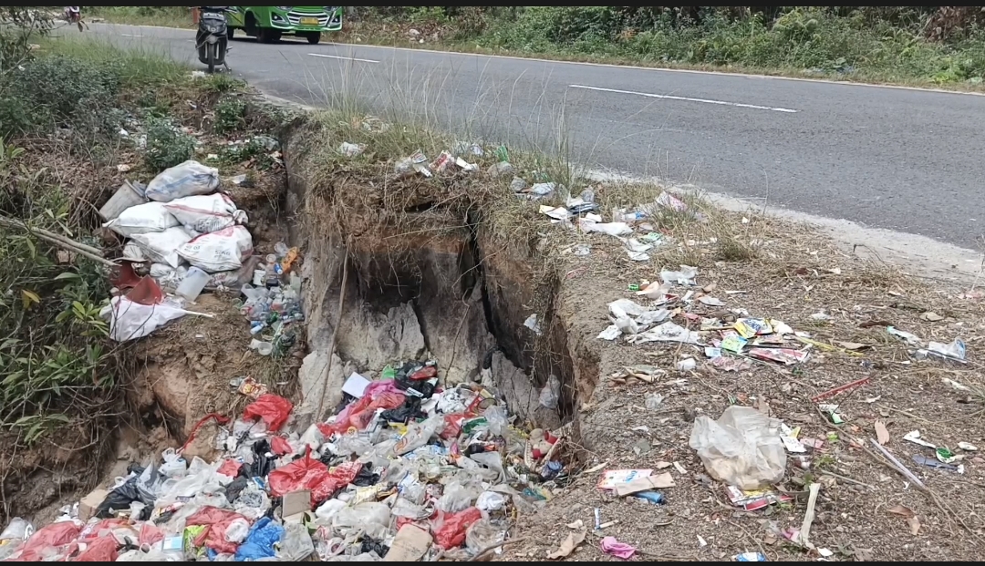 Jalan Raya Sekar Biru, hampir putus akibat aktivitas tambang timah. (Babelhits.com)