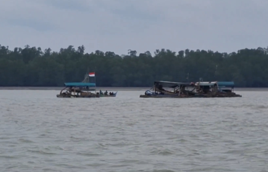 Aktivitas tambang timah ilegal di perairan Kecamatan Mentok, Bangka Barat.