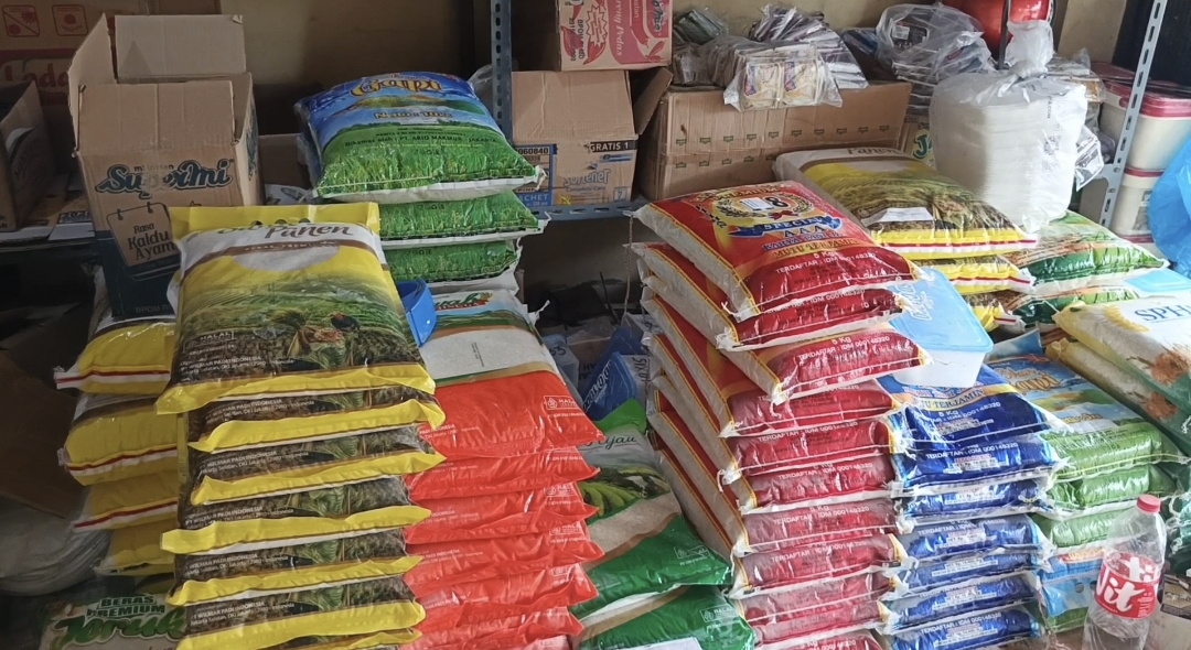 Beras di Toko Kelontong Pasar Tradisional Mentok, Kabupaten Bangka Barat. (Babelhits.com)