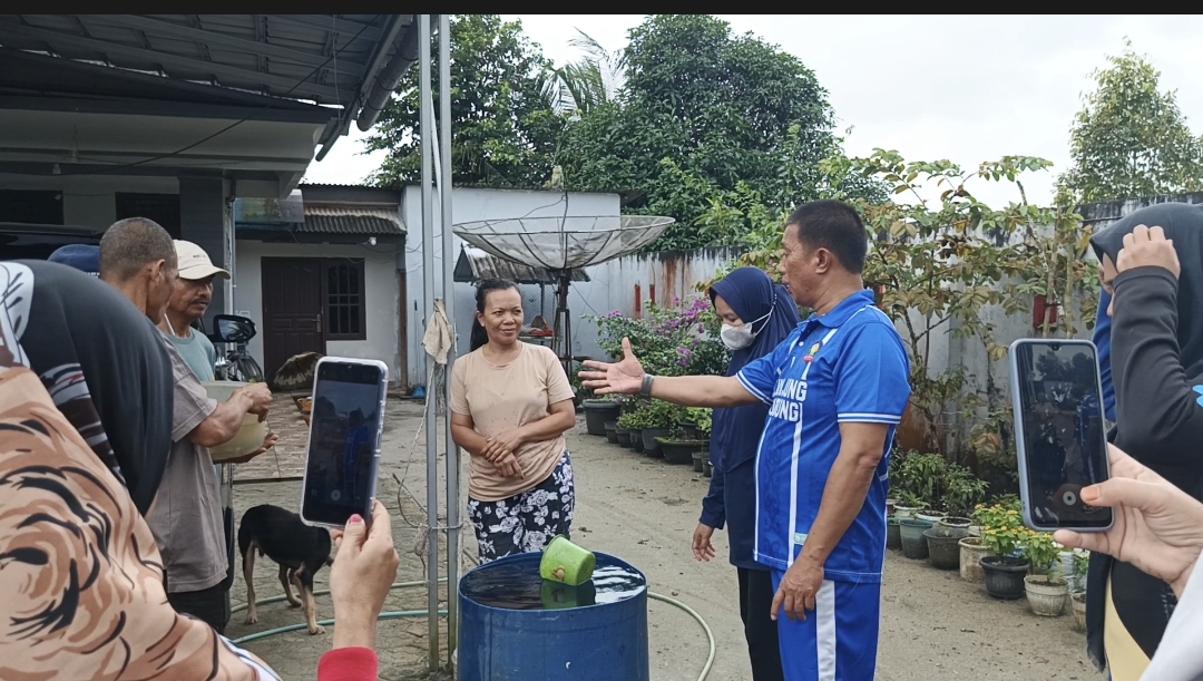 Pemdes Sekarbiru, bagikan bibit ikan nila ke warganya.