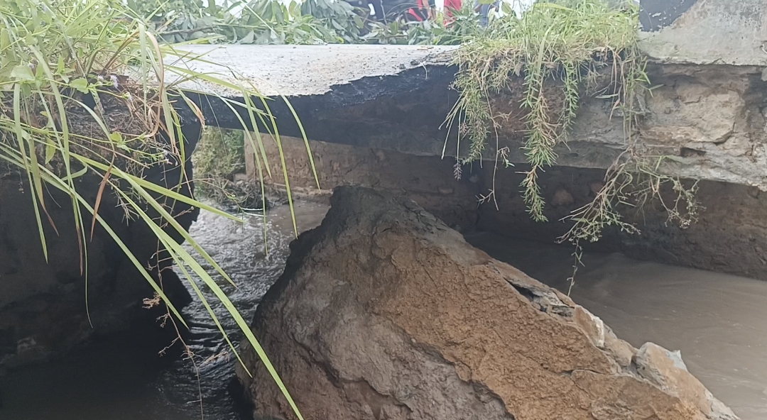 Kondisi jembatan penghubung 4 Desa di Kecamatan Parittiga, Kabupaten Bangka Barat, Minggu (19/1/2025). (Babelhits.com)