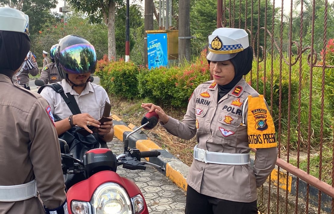 Kasatlantas Polres Bangka Barat, Iptu Tri Farina saat melakukan razia anggota Polres Babar. Foto : Humas Polres. 