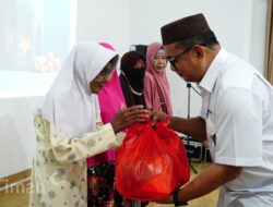 PT Timah Tbk Bagi-bagi Ratusan Paket Sembako dan Takjil di Kabupaten Bangka