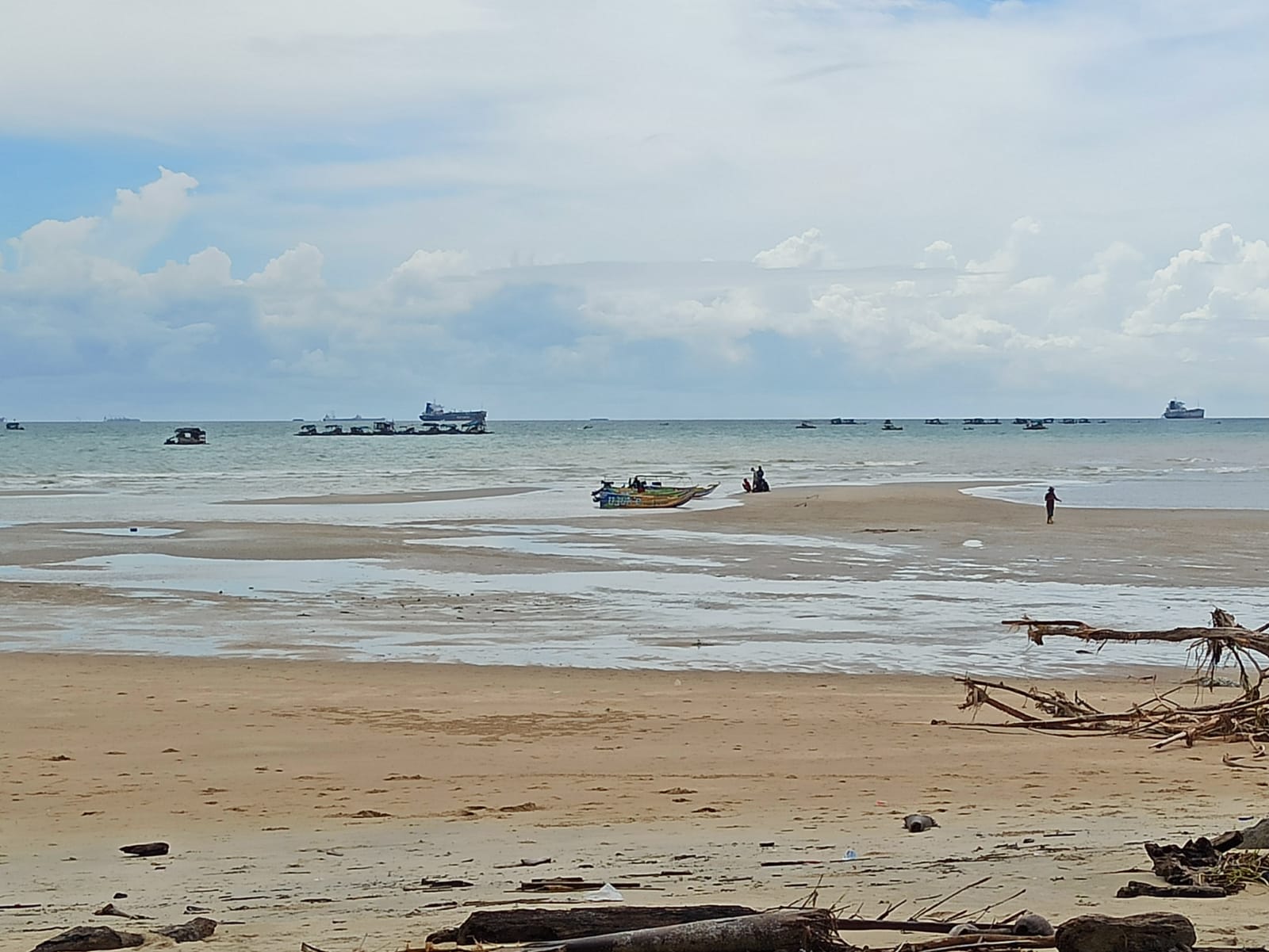 Caption : Sejumlah PIP mulai beroperasi di Perairan Keranggan, Kecamatan Mentok, Kabupaten Bangka Barat, pada Minggu (23/3/2025). (Ist)