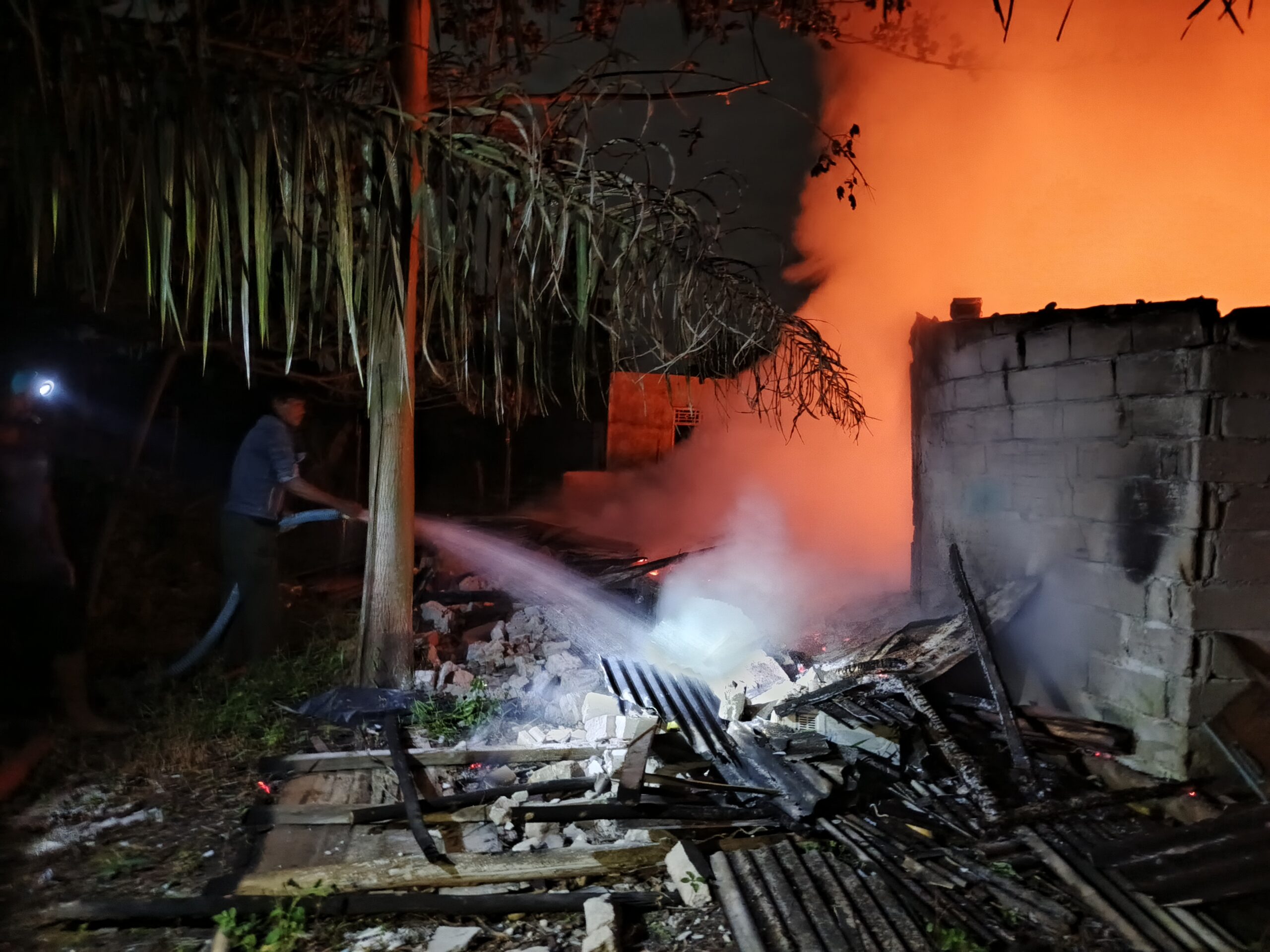 Caption: Sebuah rumah milik Mingan ludes terbakar dan rata dengan tanah.