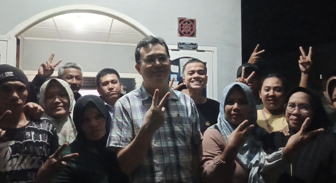 Caption  : Calon Bupati terpilih, Markus bersama simpatisan saat melakukan deklarasi kemenangan.