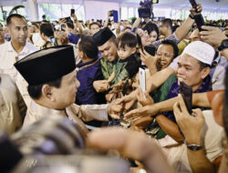 Silaturahmi Lebaran, Presiden Prabowo Sambut Ribuan Warga di Istana Kepresidenan Jakarta