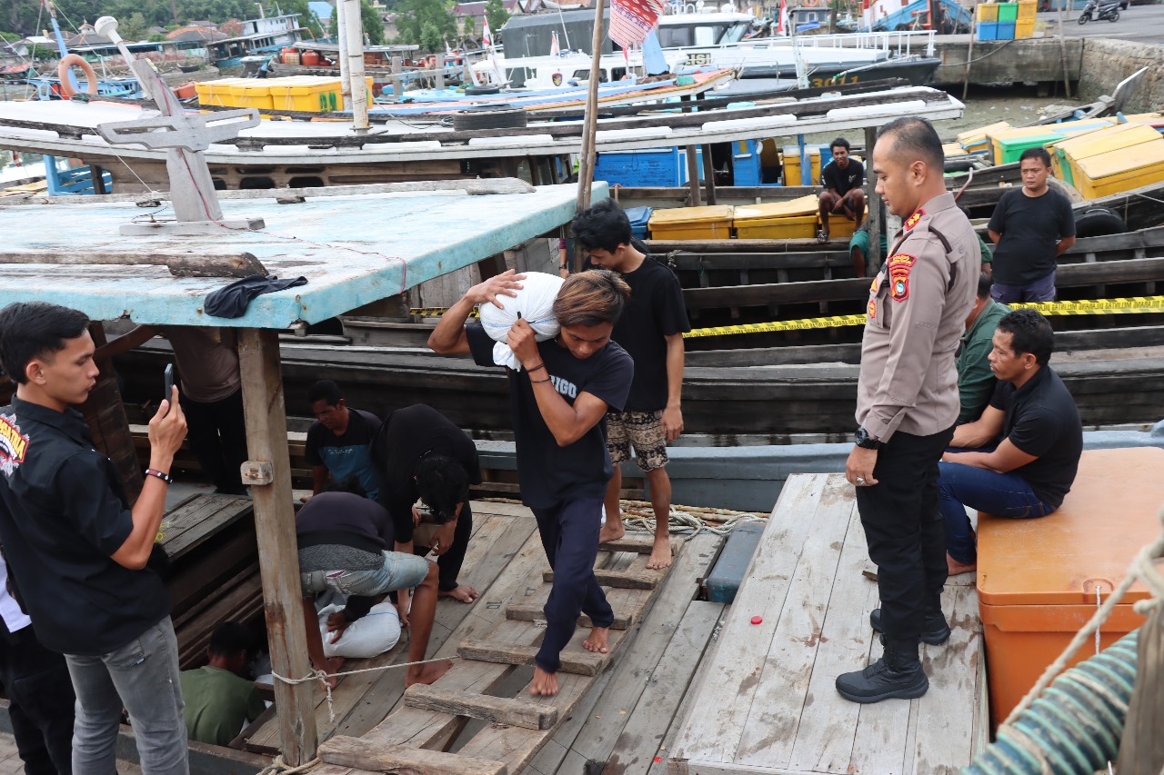 POLAIRUD POLRES BANGKA BARAT-- berhasil menangkap kapal kayu yang melakukan pengangkutan pasir timah tanpa izin, di perairan Keranggan Mentok, Kabupaten Bangka Barat, pada Kamis (24/4/2025) malam.