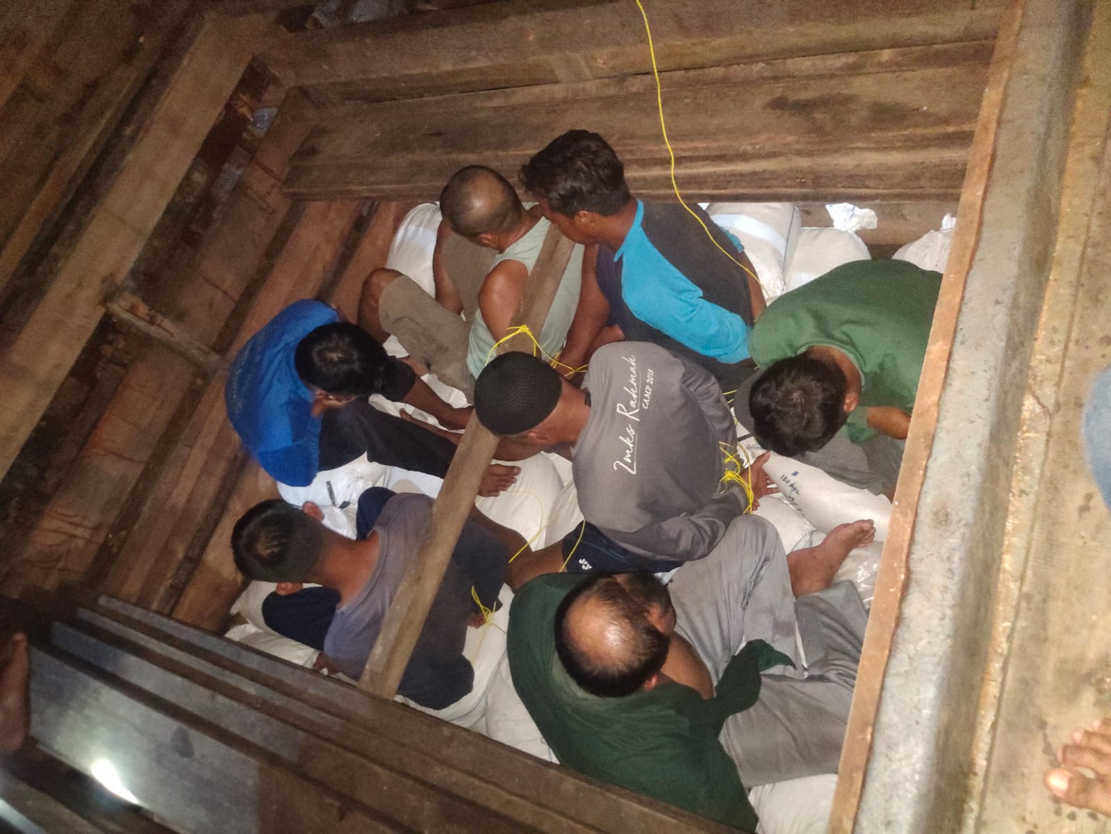 Sejumlah barang bukti dan terduga pelaku penyelundupan 5 ton pasir timah di pesisir laut Teluk Inggris, Kecamatan Mentok, pada Kamis (25/4/2025).