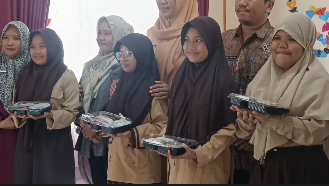Uji Coba Makan Bergizi Gratis di SLB Negeri Mentok, Bangka Barat. Beberapa waktu lalu. (Ist)