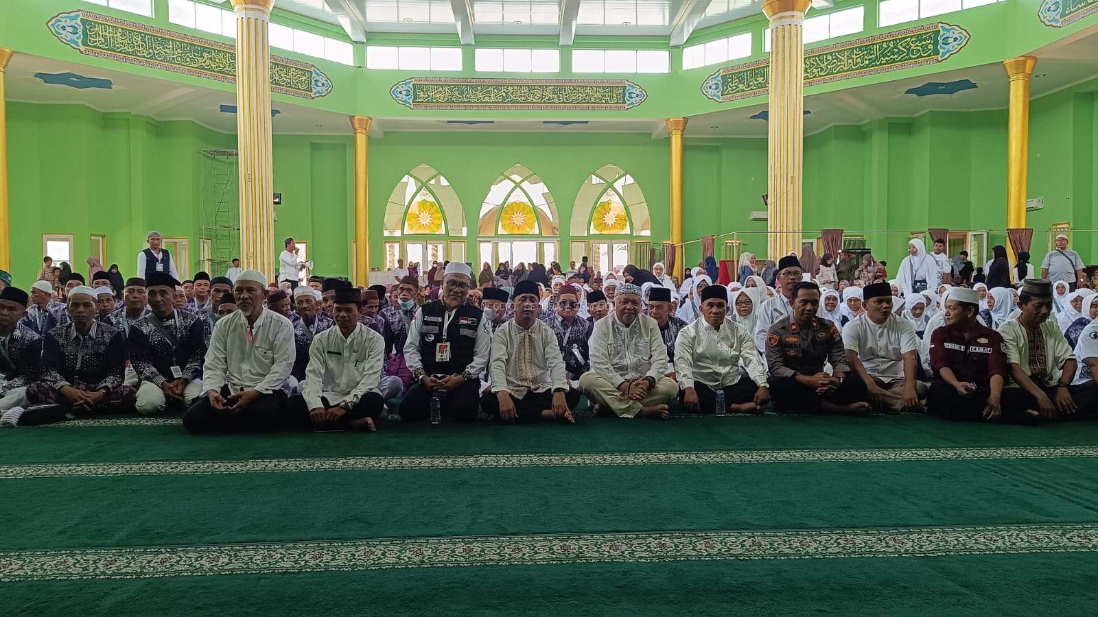 Bupati Bangka Barat Sukirman berfoto bersama dengan jemaah haji Kabupaten Bangka Barat.