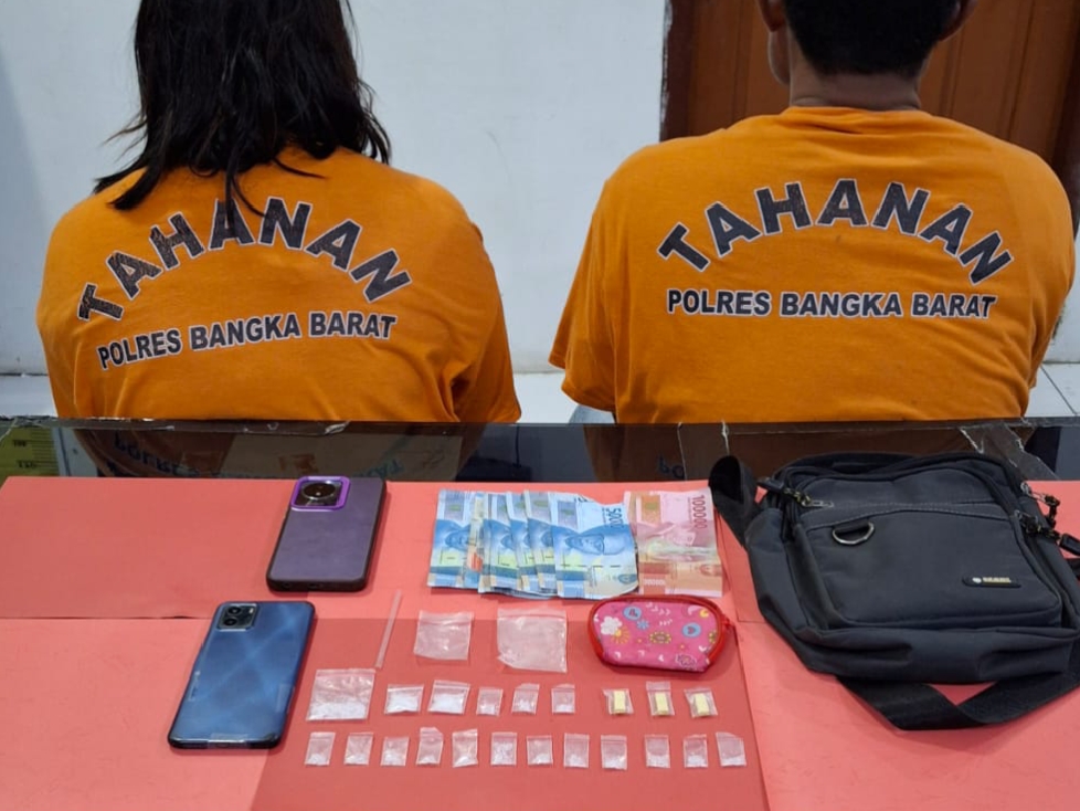 Caption  : Dua orang tersangka kasus narkotika dan sejumlah barang bukti saat diamankan di Mapolres Bangka Barat. 