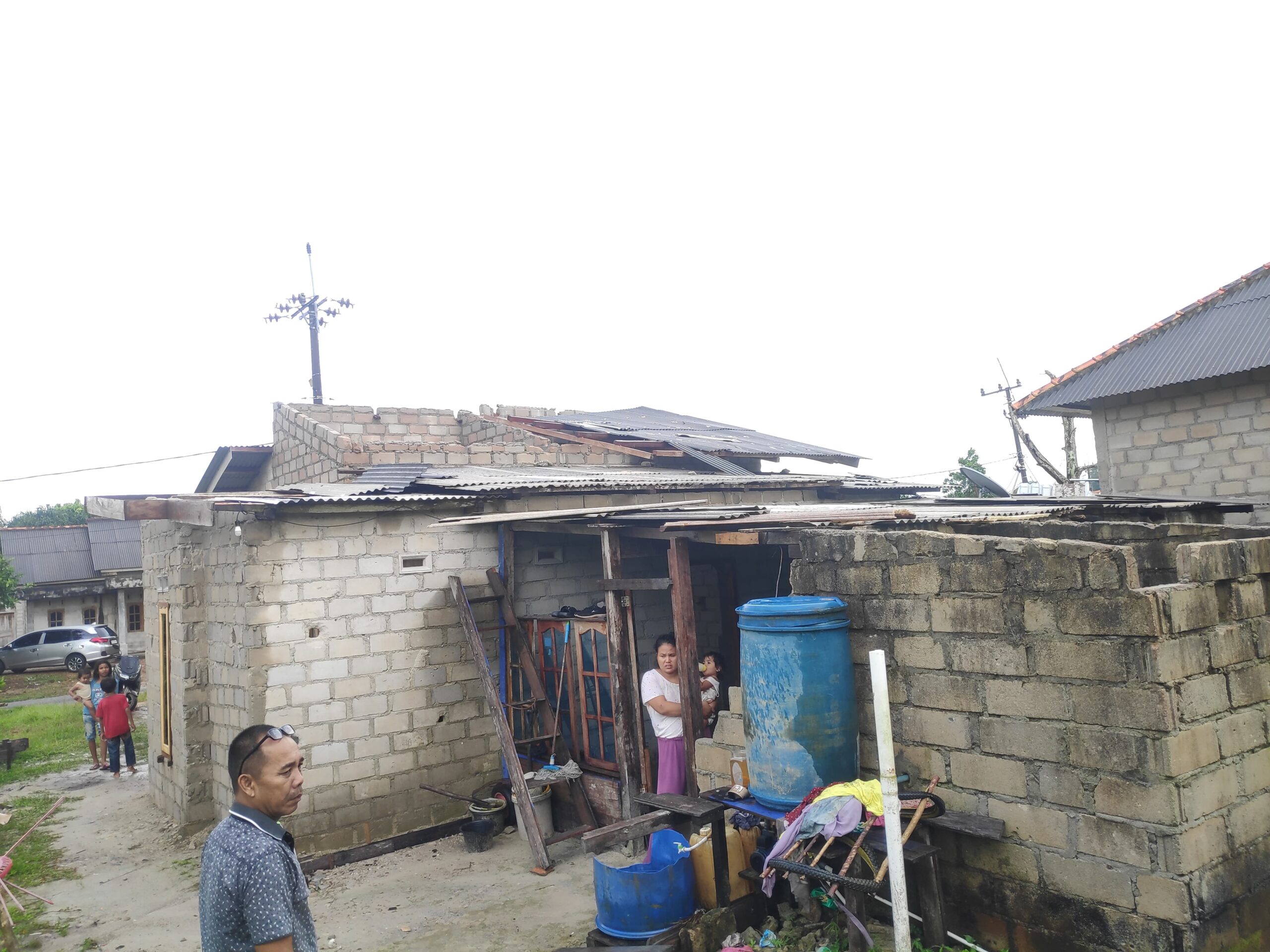 KONDISI RUMAH WARGA -- Rumah Warga di Simpang Kaolin, Desa Kelabat, Kecamatan Parittiga, rusak akibat diterjang angin puting beliung, Senin (5/5/2025) kemarin.