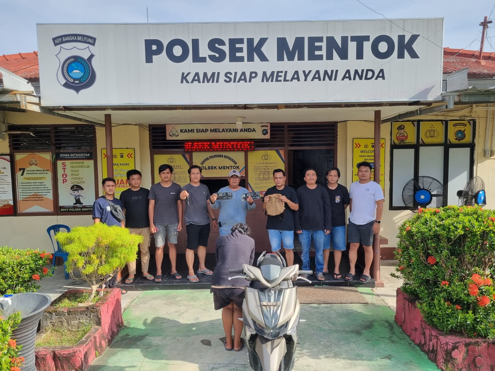 Tersangka beserta barang bukti saat diamankan di Mapolsek Mentok. 
