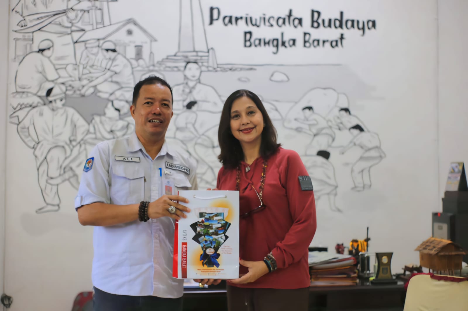 Ayu Azhari saat berkunjung ke Dinas Kebudayaan dan Pariwisata Kabupaten Bangka Barat.