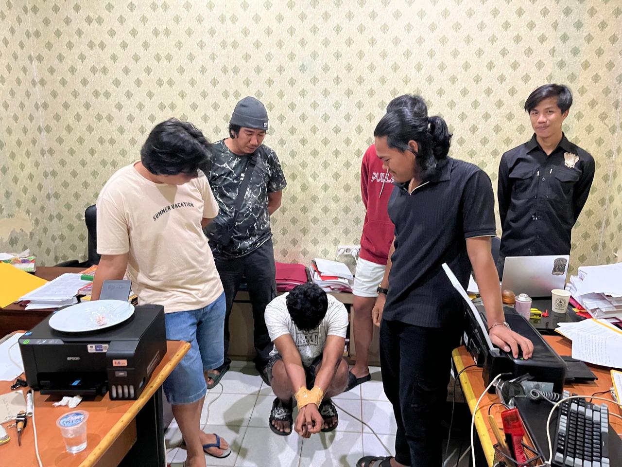 Tersangka persetubuhan anak di bawah umur saat diamankan di Mapolres Bangka Barat. 