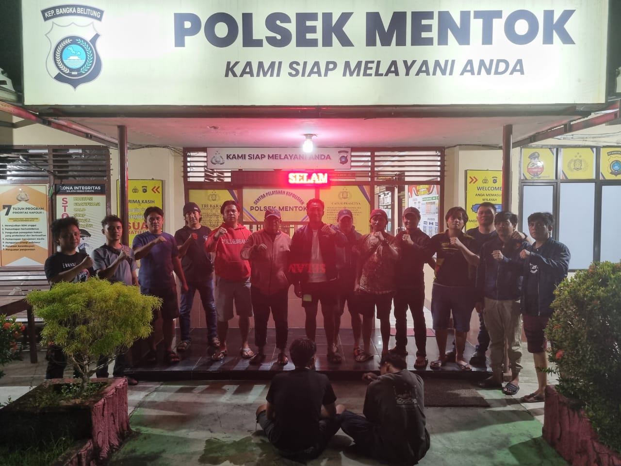 Dua pemuda yang meresahkan masyarakat Kecamatan Mentok saat diamankan polisi. 