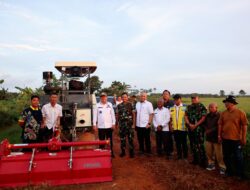 Penyaluran Bantuan Benih Padi dan Alat Pertanian kepada Petani di Danau Nujau Beltim