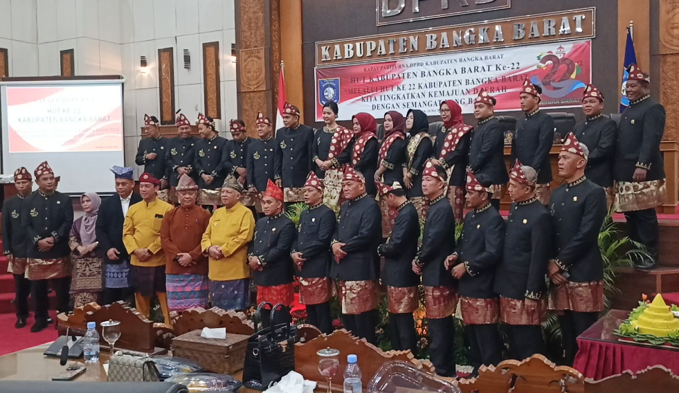 Bupati Sukirman berfoto bersama dengan Anggota DPRD Bangka Barat dan Forkopimda Babar. 