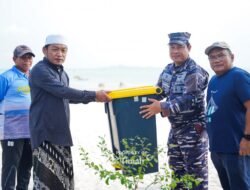 Jaga Keasrian Kawasan Wisata Pantai Batu Tunggal, PT Timah Serahkan Bantuan Alat Kebersihan