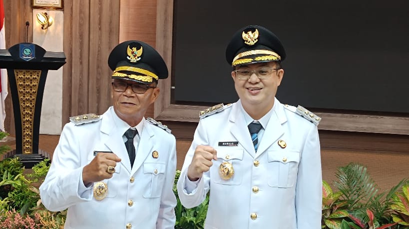 Bupati Bangka Barat Markus (kanan) dan Wakil Bupati Bangka Barat Yus Serahkan (kiri).