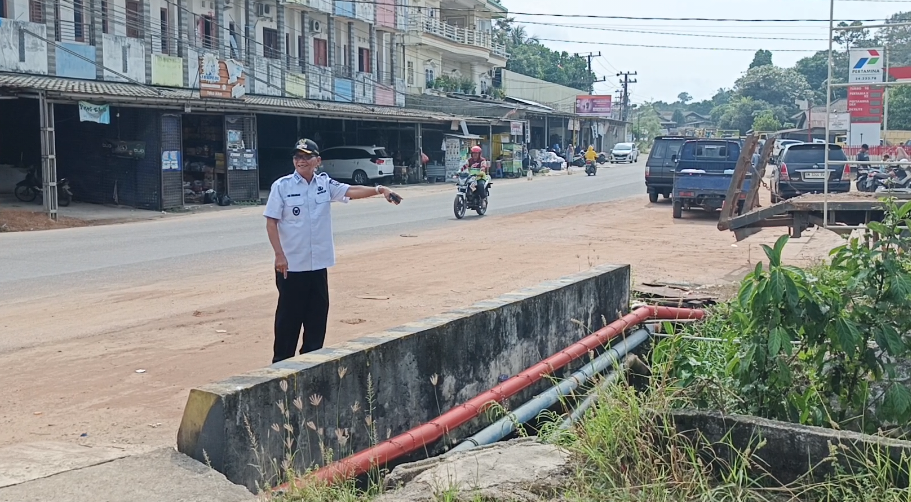 Wakil Bupati Bangka Barat, Yus Serahkan tinjau lokasi rawan banjir di Parittiga.
