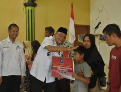 Penyerahan Simbolis Bantuan Bahan Pangan di Kecamatan Kelapa bagi Warga yang Membutuhkan
