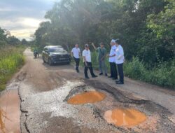 Yus Derahman Tinjau Jalan Rusak di Tempilang : Semoga Tahun Depan Perbaikan Terealisasi