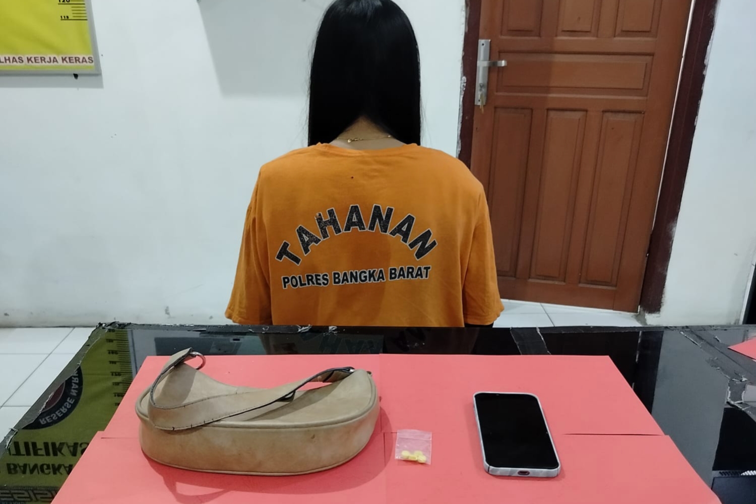 Caption : Polisi amankan wanita muda berinisial ISA (24) berserta barang bukti narkotika jenis ekstasi, di Mapolres Bangka Barat, Selasa (15/7/2025). (Humas Polres Bangka Barat)