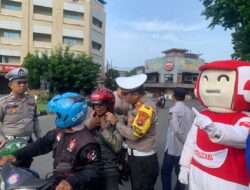 Satlantas Polres Belitung Bagikan Puluhan Helm Gratis bagi Pengendara dalam Operasi Patuh Menumbing 2025