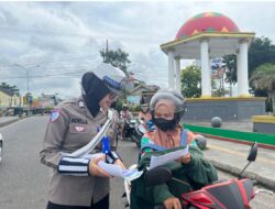 Hari Pertama Operasi Patuh Menumbing 2025, Polda Babel Bagikan Brosur Keselamatan Berlalu Lintas ke Masyarakat