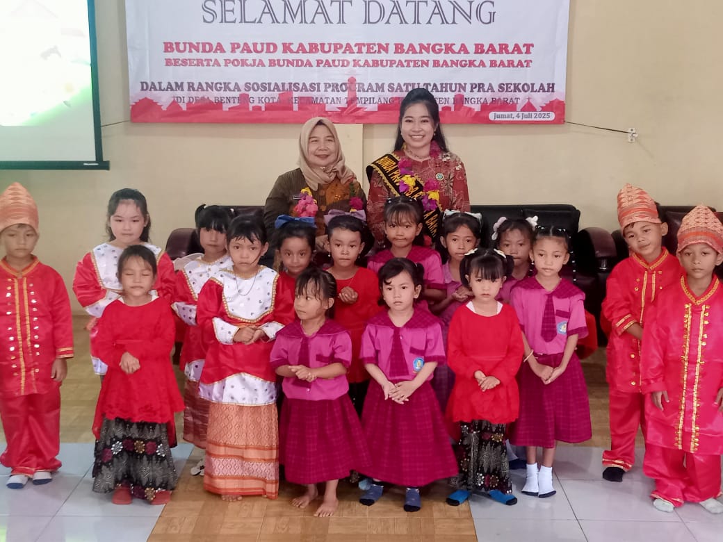 Pokja Bunda Paud Kabupaten Bangka Barat melakukan sosialiasi pentingnya pendidikan satu tahun prasekolah.