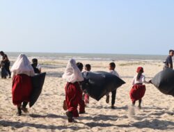 Pemerintah dan PT Timah Kompak Bersama Masyarakat Jalani Aksi Bersih Pantai di Beltim