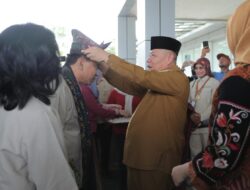 Tiba di Babel, Menkop-UKM Disambut Gubernur Hidayat dengan Cual dan Tanjak