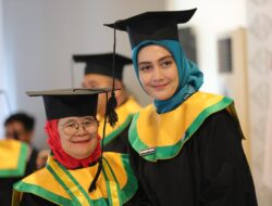 Hadiri Wisuda Sekolah Lansia, Noni Hidayat Arsani Ajak Wujudkan Lansia Berdaya Menuju Indonesia Emas 2045