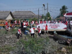 Gelar Aksi Gotong Royong, Karyawan PT Timah Bersama Masyarakat Opas Bersihkan Jalan hingga Bantaran Sungai Rangkui