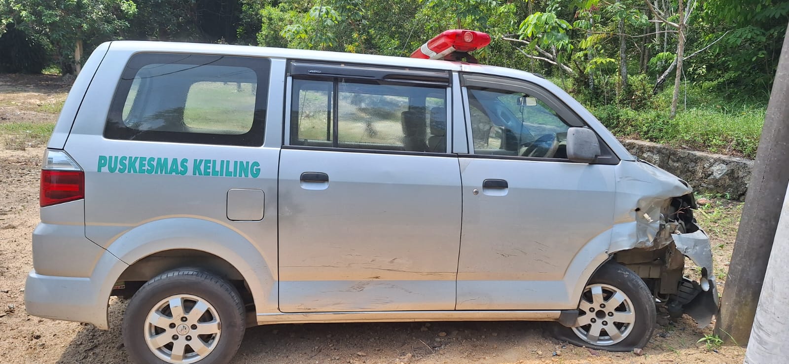 Ambulans Puskesmas Sekarbiru terlibat kecelakaan maut di Dusun Kadur, Desa Balolaut, Mentok, Bangka Barat.