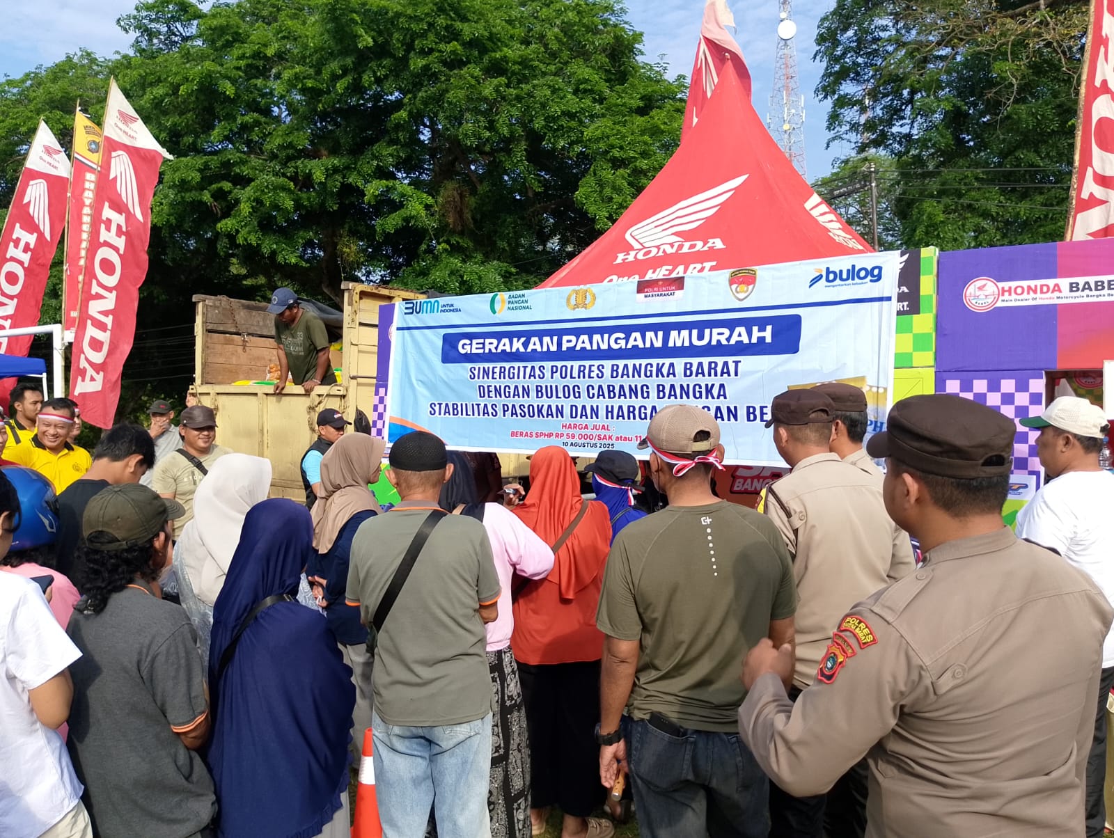 Ribuan Warga Bangka Barat Rela Antre di Pasar Murah Polres Babar.