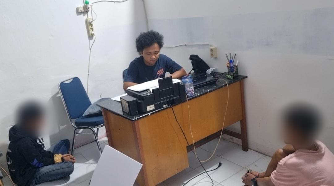 Dua terduga pelaku pencuri kotak aman di Mentok diamankan Polisi. (Ist)