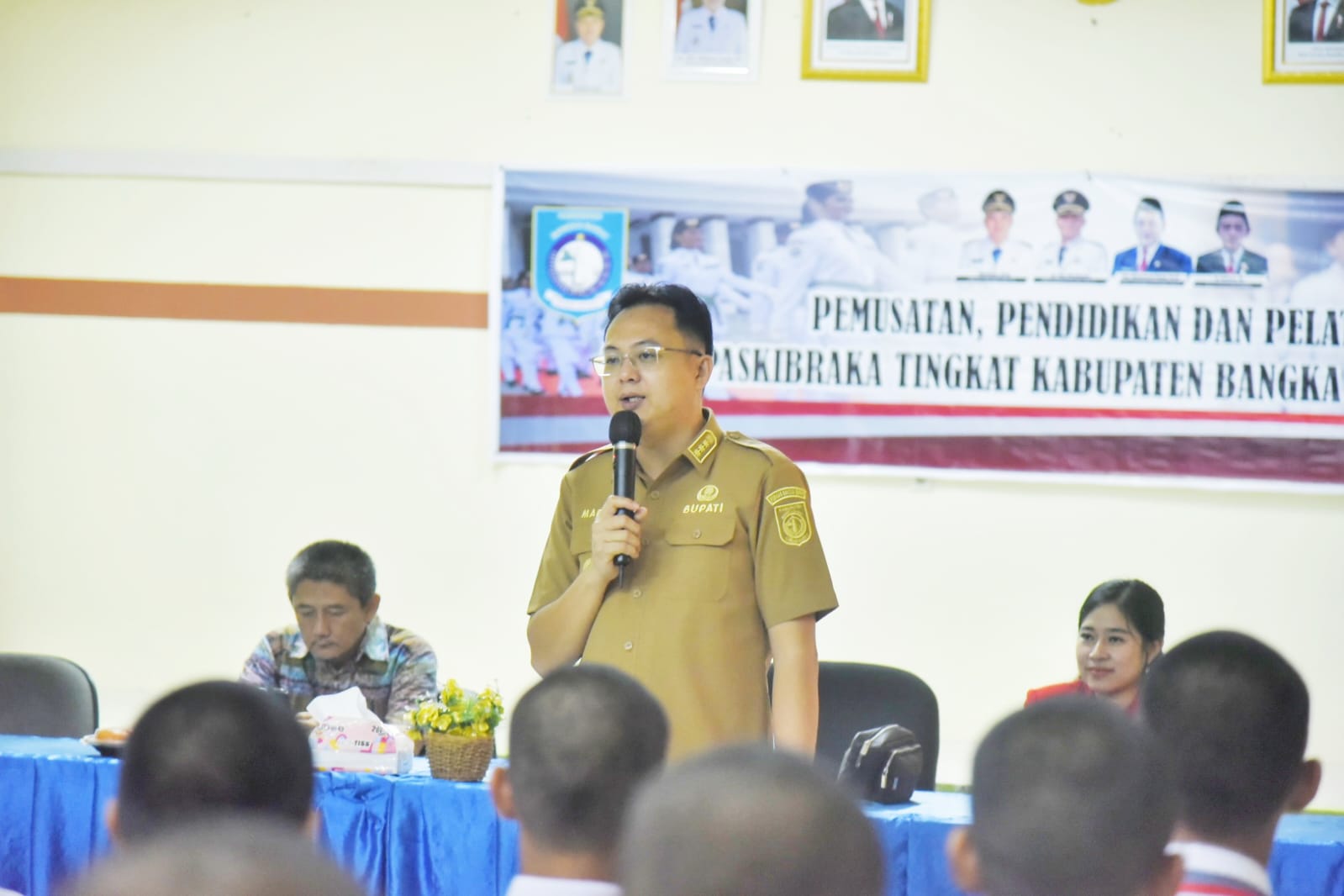 Caption Bupati Bangka Barat, Markus memberikan arahan kepada anggota Paskibraka, Kabupaten Bangka Barat Tahun 2025. (Diskominfo Babar)