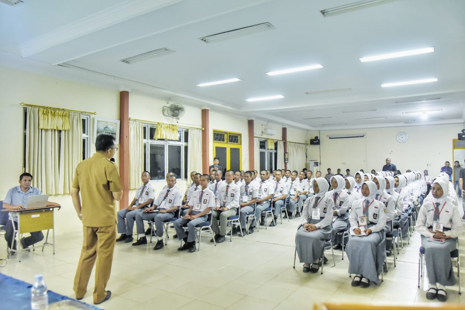 Caption Bupati Bangka Barat, Markus memberikan arahan kepada anggota Paskibraka, Kabupaten Bangka Barat Tahun 2025. (Diskominfo Babar)