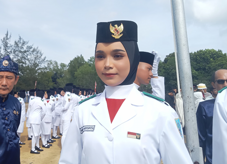 Waode Aryufita Teluk Limau Membawa Baki Bendera Merah Putih di HUT RI Ke-80.