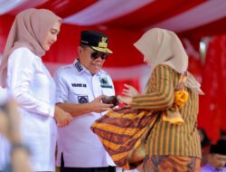 Hadiri Pawai Karnaval Hari Kedua, Gubernur Hidayat Borong Dagangan UMKM di Panggung Kehormatan