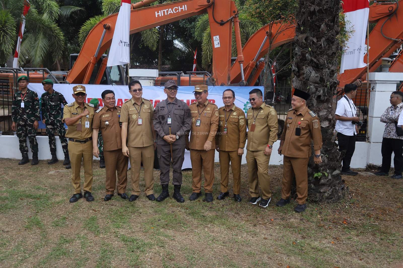 BUPATI Bangka Barat Markus (tiga dari kiri), bersama kepala daerah dan pejabat kejaksaan menyaksikan Penyerahan Aset Barang Rampasan Negara (BRN) kepada PT Timah Tbk digelar di Smelter PT Tinindo Internusa, Pangkalpinang, Provinsi Kepulauan Bangka Belitung, pada Senin (6/10/2025). (Dok/ KOMINFO BABAR)