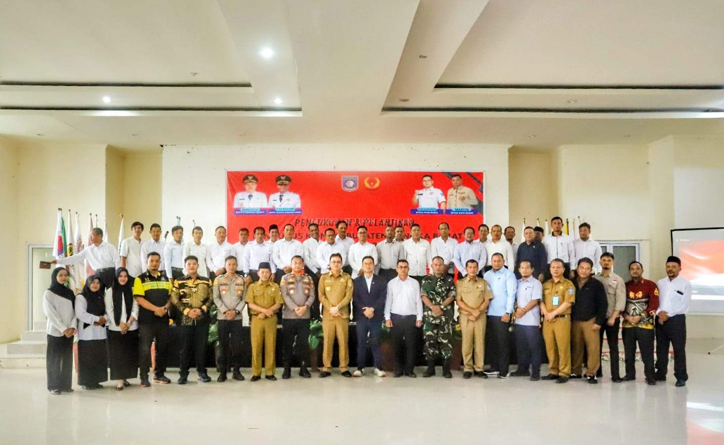Foto bersama Bupati Bangka Barat Markus dengan pengurus Koni yang baru, usai pelantikan di Gedung Serba Guna Mentok, Senin (20/10/2025). (Ist/ Diskominfo Babar)