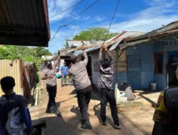 Polsek Manggar Gercep Turun Langsung Bantu Korban Angin Puting Beliung