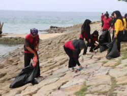 Kapolres Bangka Barat Kompak Bersama Masyarakat Bersihkan Cagar Budaya Mercusuar Tanjung Kalian