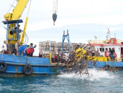Knalpot Ilegal Disulap Jadi Rumah Ikan, PT Timah Tbk dan Ditlantas Polda Babel Tenggelamkan Rumpon di Perairan Rebo