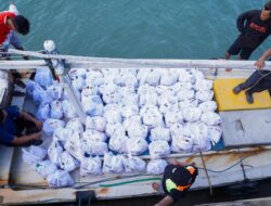 PT Timah Tbk Turut Bantu Warga Terdampak Bencana Banjir Rob di Desa Penutuk Bangka Selatan