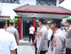 Kapolda Babel Pantau Langsung Polsubsektor Girimaya, Bagi-bagi Sembako ke Pengemudi Angkutan Umum